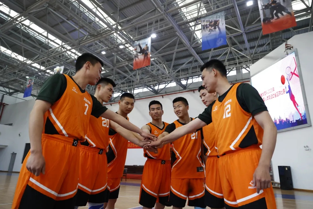 队员合作默契,在比赛中相互配合,协同作战获胜的例子