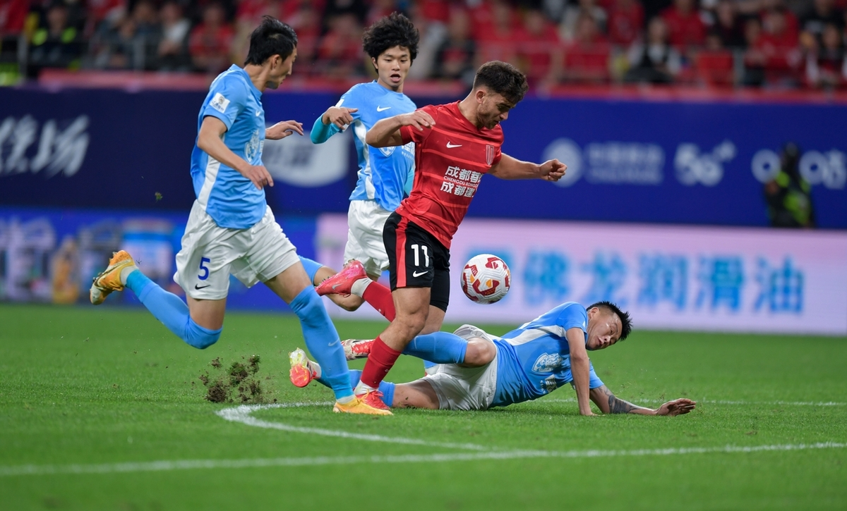 队员合作默契,在比赛中相互配合,协同作战获胜的例子